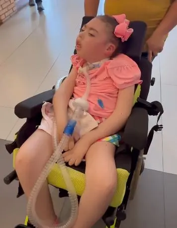 A Lulli precisa de uma dieta especial todo mês. E a mãe dela não consegue manter isso sozinha.